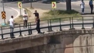 Köprüden atlamak isteyen genç kızı polis kurtardı