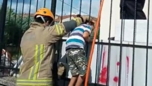Korkuluklara sıkışan çocuğu itfaiye böyle kurtardı