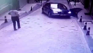 Park halindeki araç çay ocağına girdi