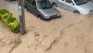 Sel bir mahalleyi sular altında bıraktı