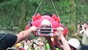 Şelaleden düşen genç helikopterle kurtarıldı