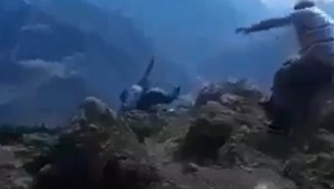 Yaşlı kadının uçurumdan düşme anı kamerada!