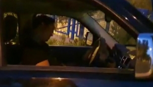 Yoldan çıktı, direksiyonda uyuyakaldı