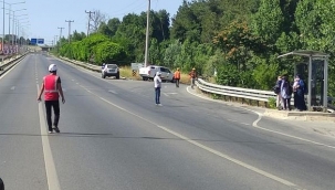 Ana yolu trafiğe kapatıp tellere bakım yaptılar