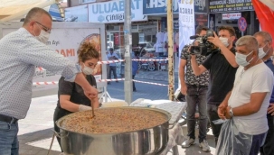 Başkan Özkan, Karacabeylilere aşure dağıttı