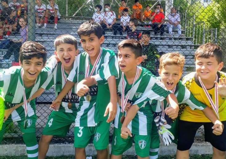 Bursalı gençlerden 2 kupa