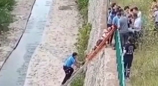 Dereye düştü , ekipler tarafından kurtarıldı