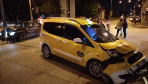 Gurbetçinin otomobiliyle ticari taksi böyle çarpıştı