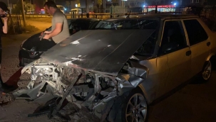 İnegöl'de iki otomobil çarpıştı: 1'i ağır 2 yaralı