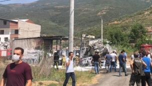 Kaza yapan TIR çekiciyle kaldırıldığı sırada yandı