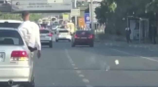 Konvoydaki aracın camından havai fişek attılar