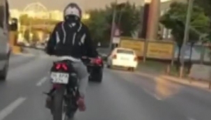 Makas atan motosiklet sürücüsü otomobile böyle çarptı