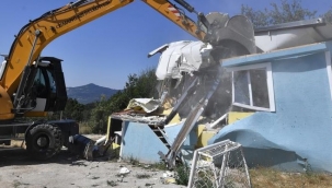 Orman arazisindeki kaçak evlere balyoz