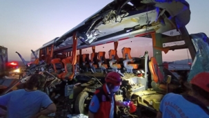 Otobüs tıra çarptı: 9 ölü, 30 yaralı