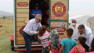 'Oyuncakçı abi' tarım işçilerinin çocuklarının da yüzünü güldürdü