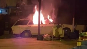 Park halindeki bir otomobil alev alev yandı.