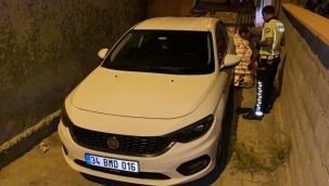 Polisten kaçtı, çıkmaz sokağa girince aracı bırakıp kaçtı