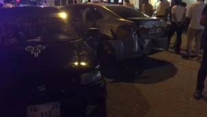 Savrulan otomobil yayalara ve araçlara çarptı