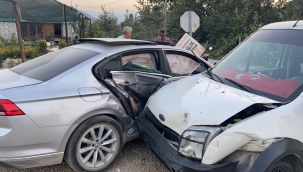 Ticari araç ile otomobil çarpıştı: 4 yaralı