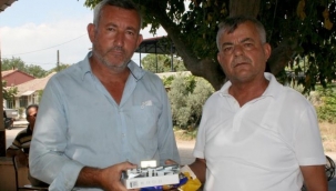 Yüzü gülen karpuz tüccarı çiftçiyi hediyeye boğdu