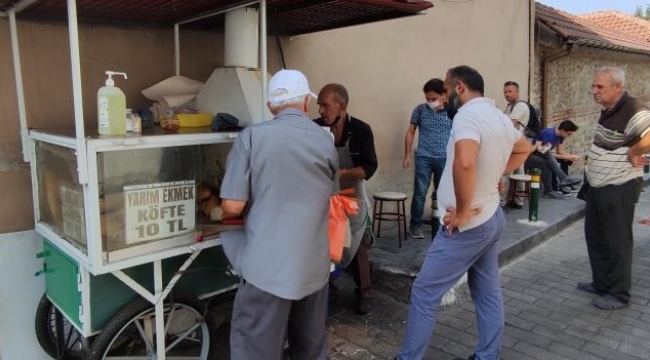 50 yıldır seyyar arabayla köfte satıyor