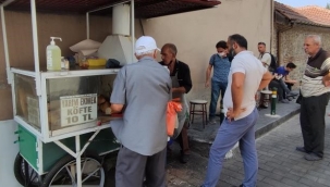 50 yıldır seyyar arabayla köfte satıyor