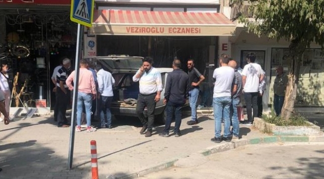Akrabasına kızdı, dükkanına otomobille girdi