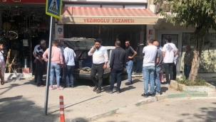 Akrabasına kızdı, dükkanına otomobille girdi