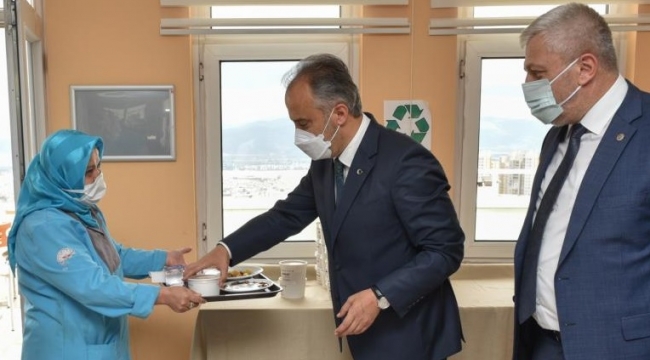 Aşure kazanları sağlıkçılar için kaynadı