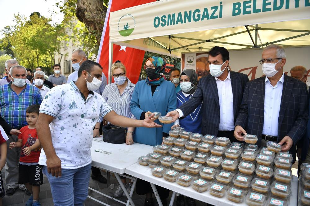 Başkan Dündar'dan vatandaşa aşure ikramı