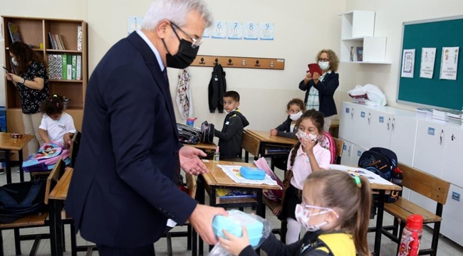 Başkan Erdem öğrencileri unutmadı