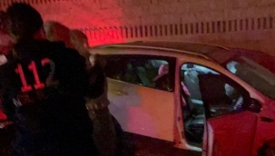 Duvara çarptı,arkadaşını bırakıp kaçtı