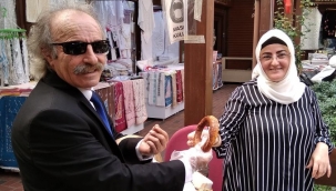 Grand-tuvalet giyinip sepetle simit satıyor