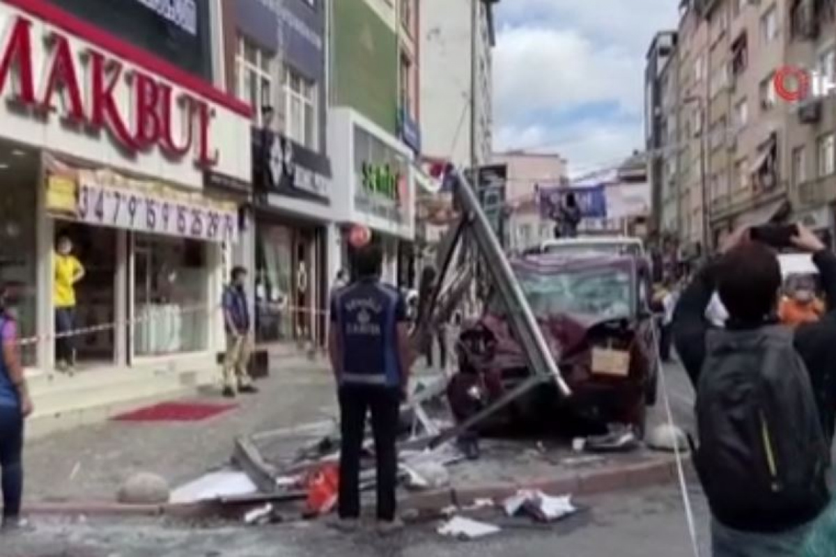Hafif ticari araç otobüs durağına böyle daldı:1 ölü, 3'ü ağır 7 yaralı