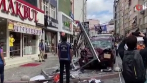 Hafif ticari araç otobüs durağına böyle daldı:1 ölü, 3'ü ağır 7 yaralı