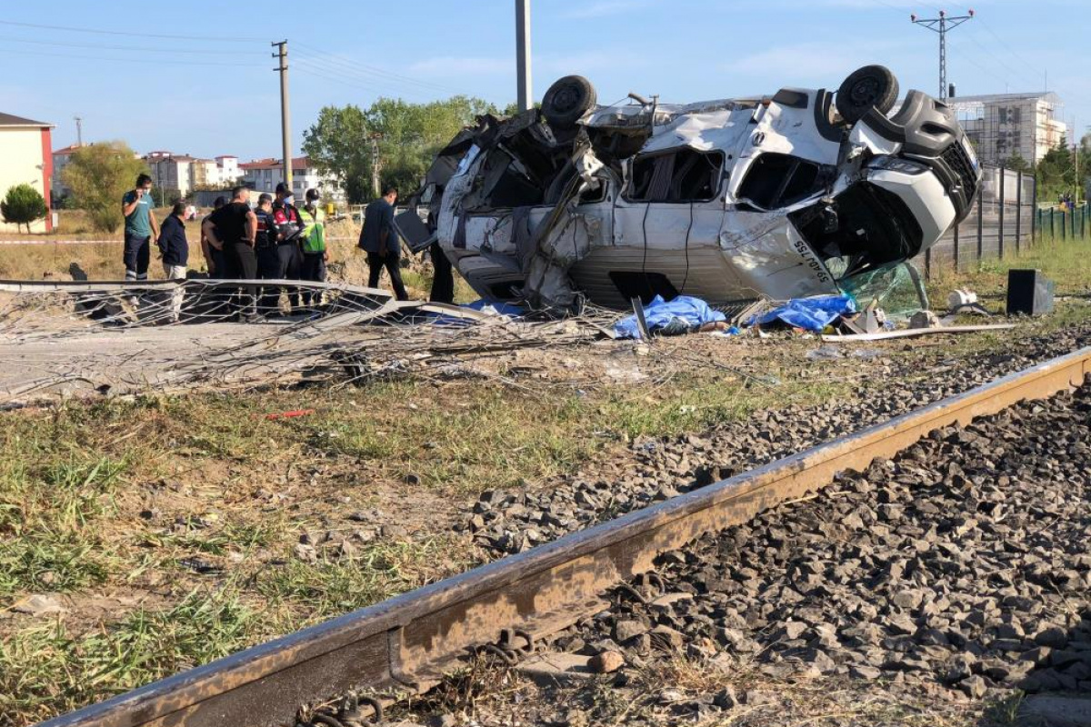 Hemzemin geçitte yük treni işçi servisine çarptı: 6 ölü