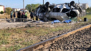 Hemzemin geçitte yük treni işçi servisine çarptı: 6 ölü