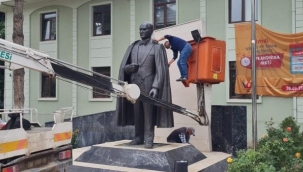 İznik’teki Atatürk heykeli belediye görevlilerince temizlendi