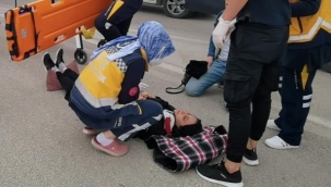 Kamyonet ile motosiklet çarpıştı; 2 yaralı