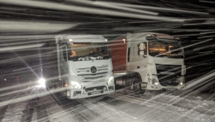 Kar ve tipi nedeniyle yol kapandı, tırlar yolda mahsur kaldı