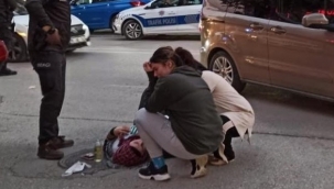 Kaza geçiren annesinin başında gözyaşı döktü