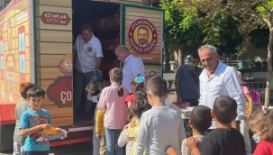 Köy köy gezip oyuncak dağıtıyor