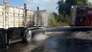 Lastiği patlayan TIR'ın dorsesi yandı