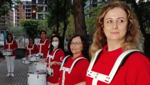 Mahalledeki kadınlar bando kurdu herkesi coşturuyor