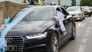 Makam aracını süsletip sünnet çocuklarını gezdirdi