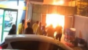 Marketin karton deposu saniyeler içinde kül oldu