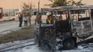 Minibüste yatan hasta yakınları ölümden döndü