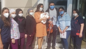 Oğlunu keman eşliğinde taburcu etti