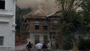 Orman Köşkü bünyesindeki tarihi bina alevlere teslim oldu