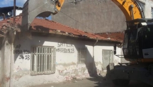 Osmangazi’de metrûk bina temizliği